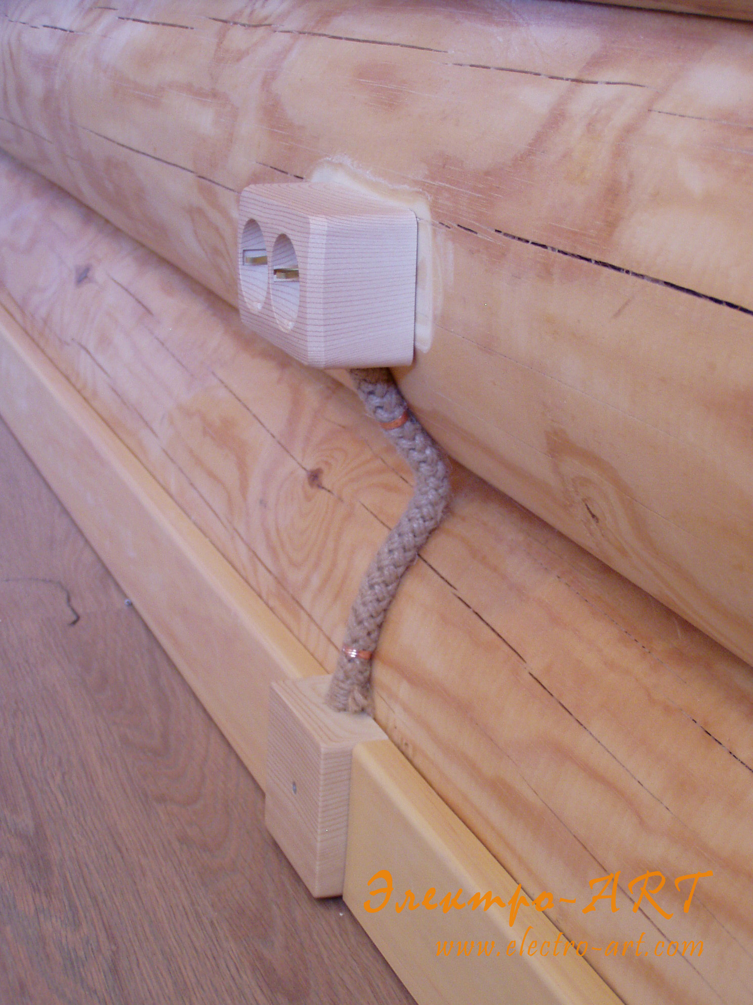 укладка кабель канала в деревянном доме